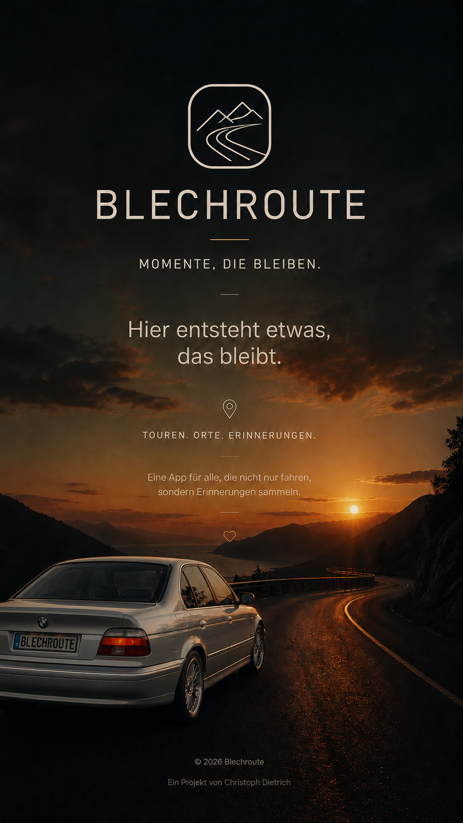 Blechroute Coming Soon mit silbernem BMW E39 auf einer Straße bei Sonnenuntergang